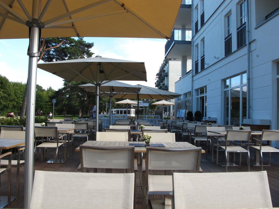 Terrasse vor Waterfront Bistro Steigenberger Grandhotel & Spa