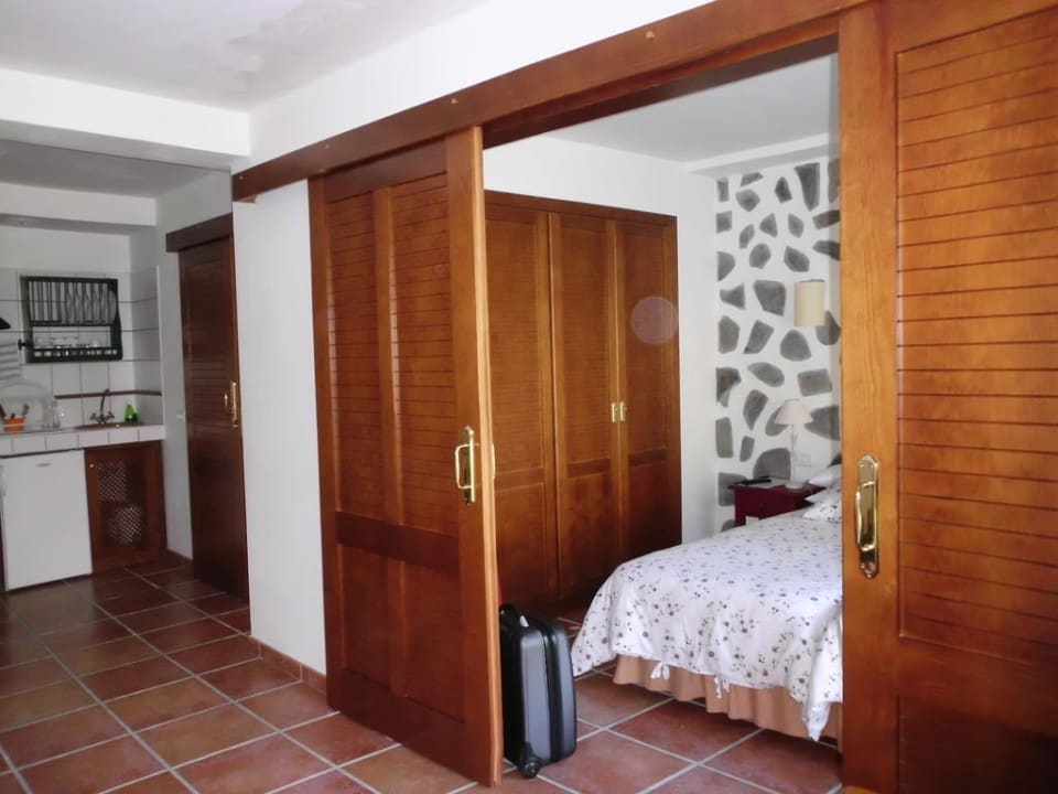 Blick vom Wohnbereich in das Schlafzimmer Aparthotel Los Telares