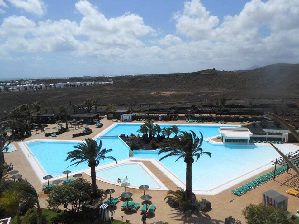 Pool vom Balkon Beatriz Costa & Spa