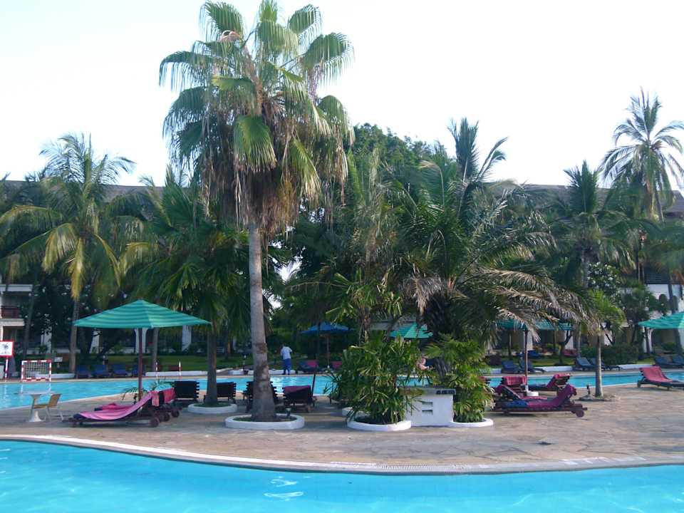 Blick auf den Pool Hotel Southern Palms Beach Resort