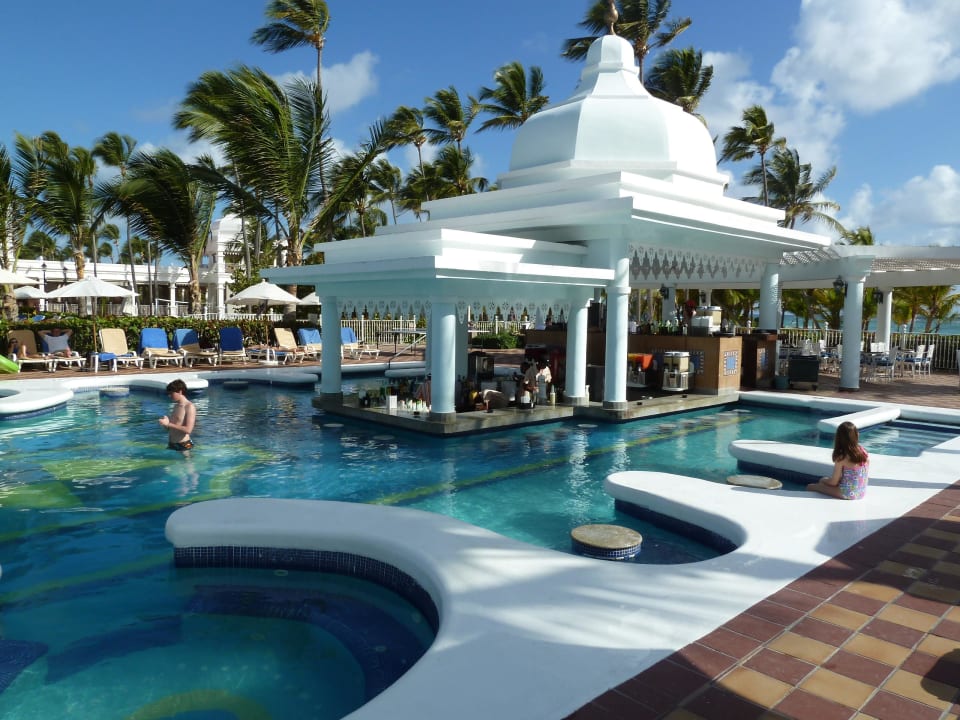 Swimm-Up-Pool am Morgen Hotel Riu Palace Punta Cana