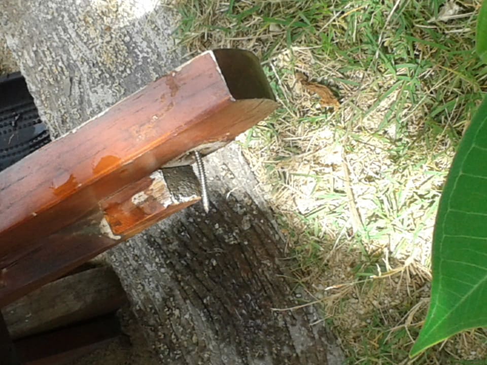 Defekte Liege Bandara Resort & Spa Samui