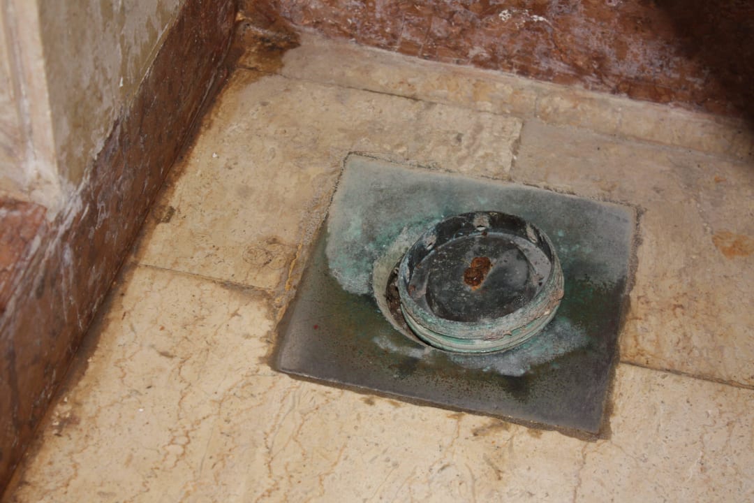 Слив открыт и вечером воняет жутко! Continental Hotel Hurghada