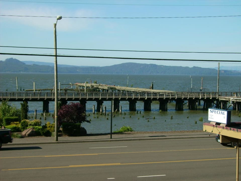 Blick zum Pier Astoria Rivershore Motel