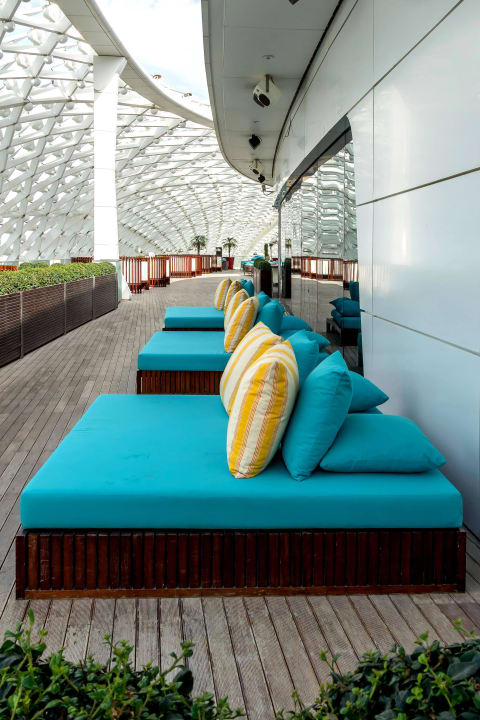 Liegebereiche rund um die Skylitebar W Abu Dhabi - Yas Island