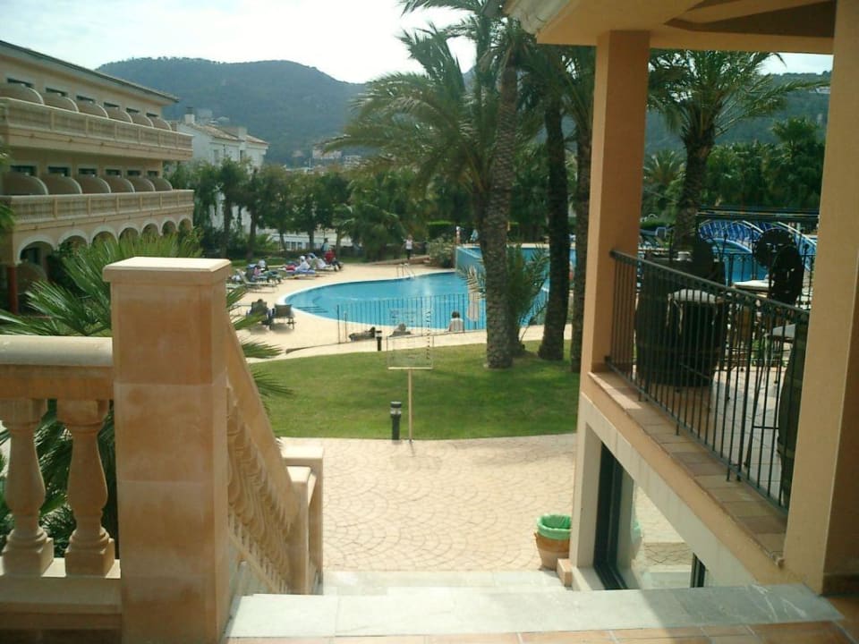 Blick auf den Pool aus dem Eingangsbereich Mon Port Hotel & Spa