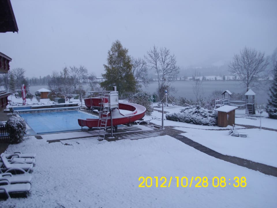 Der Außenpool bei Schnee Hotel Bellevue am See