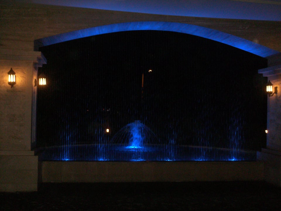 Hoteleingang abends Crystal De Luxe