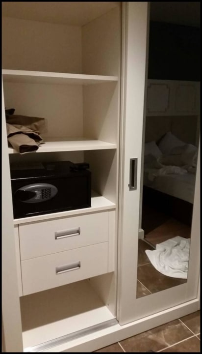 Schrank mit Safe Well Palace Side