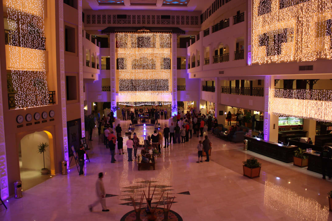 Die riesige Lobby Steigenberger ALDAU Beach Hotel