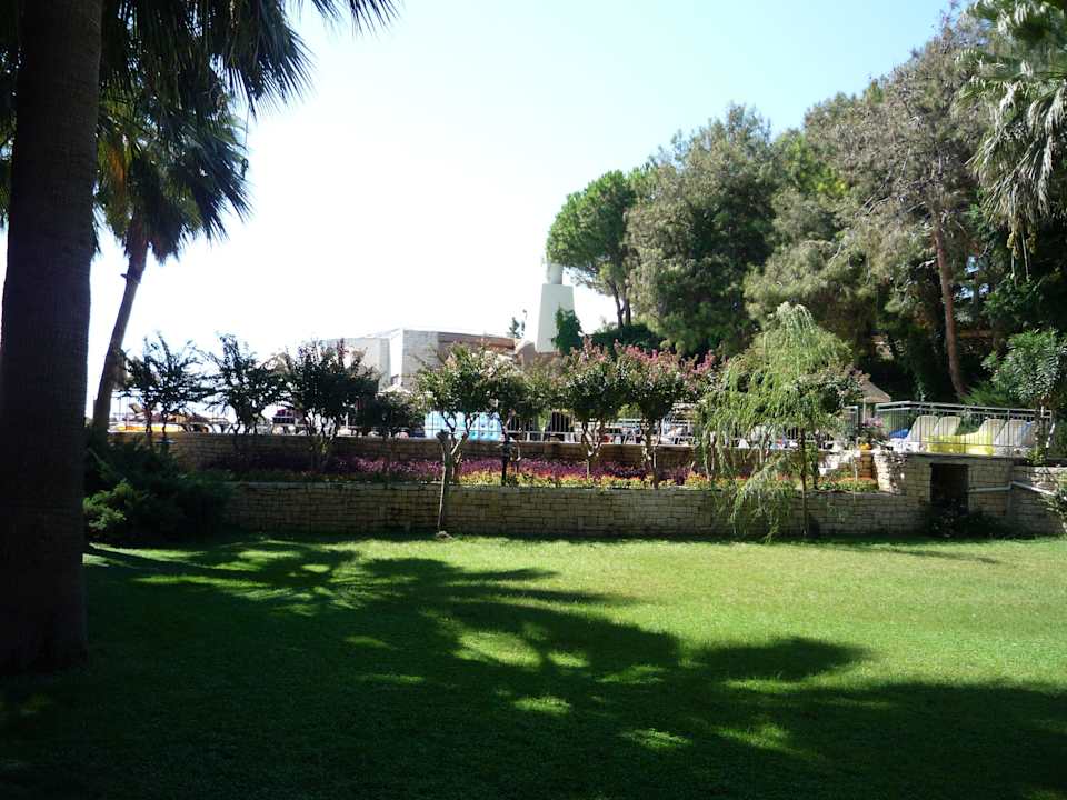 Vor der Poolanlage Club Melas Privé