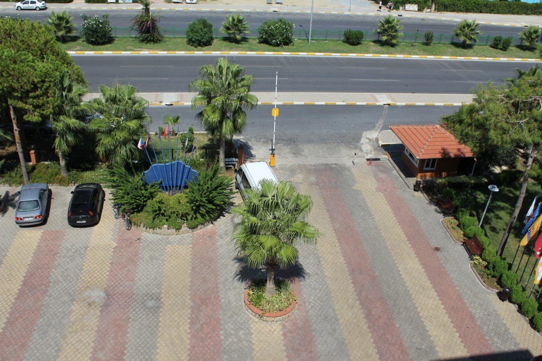 Einfahrt Club Turtas Beach Hotel