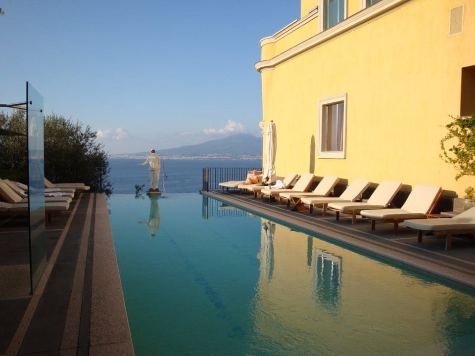 Pool und Golf von Neapel Grand Hotel Angiolieri