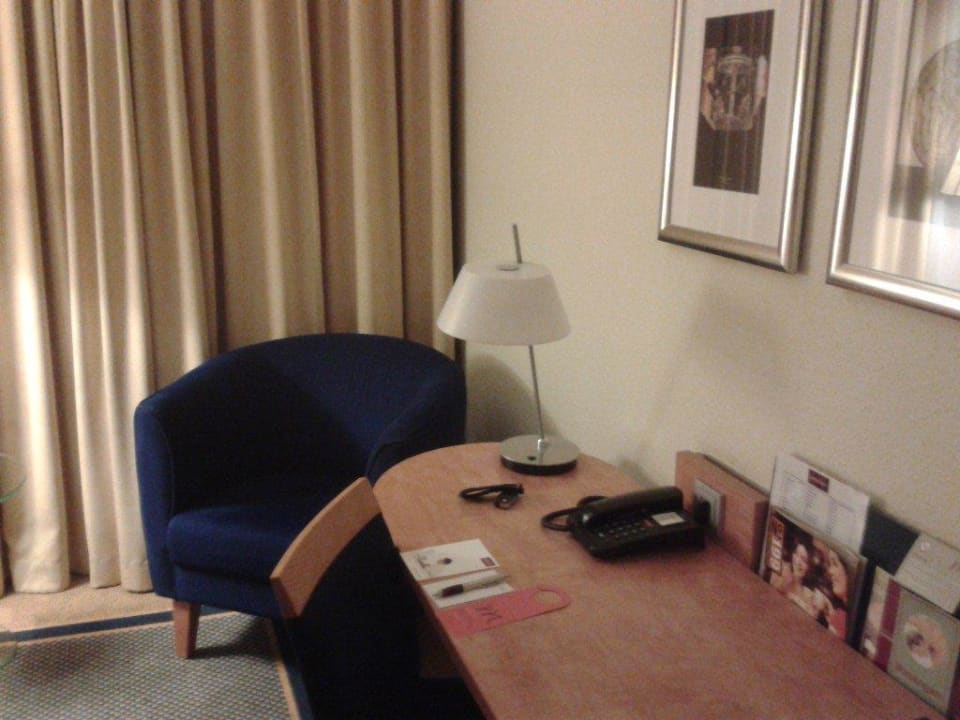 Zimmer (Sessel,Schreibtisch,Tel,davor TV) Mercure Hotel Severinshof Köln City