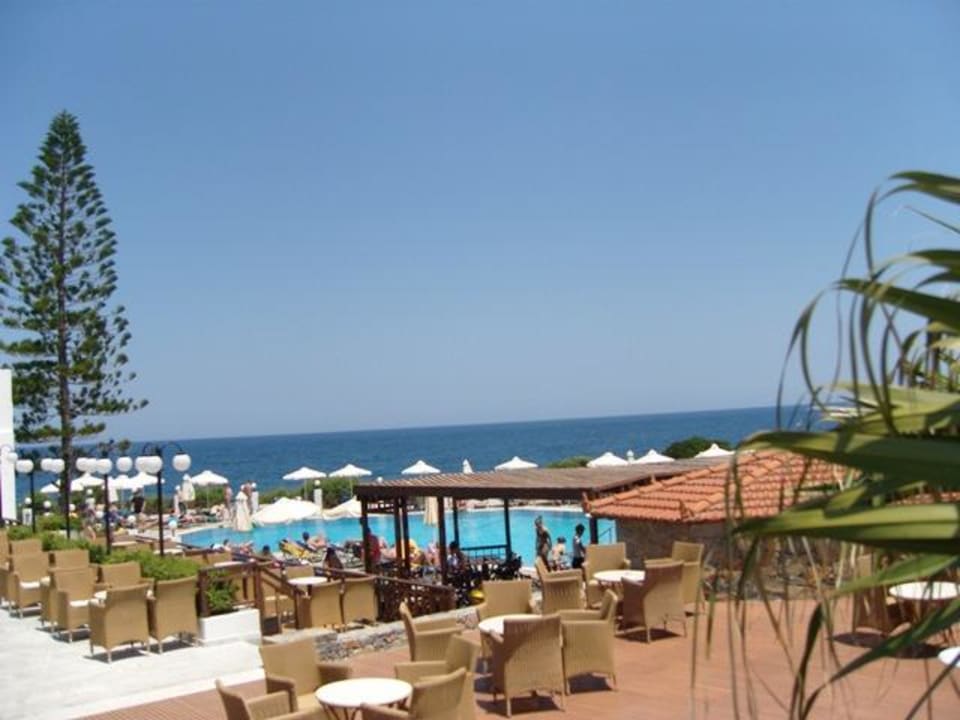 Blick von Bar-Terrasse auf Pool Maritimo Beach Hotel