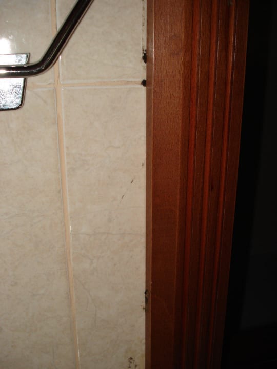 Schimmel hinter Badtür Hotel Moon Valley Apartments