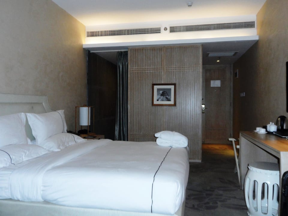 Pokój Standard, po lewej za zasłoną łazienka Hotel Beijing Springs Valley