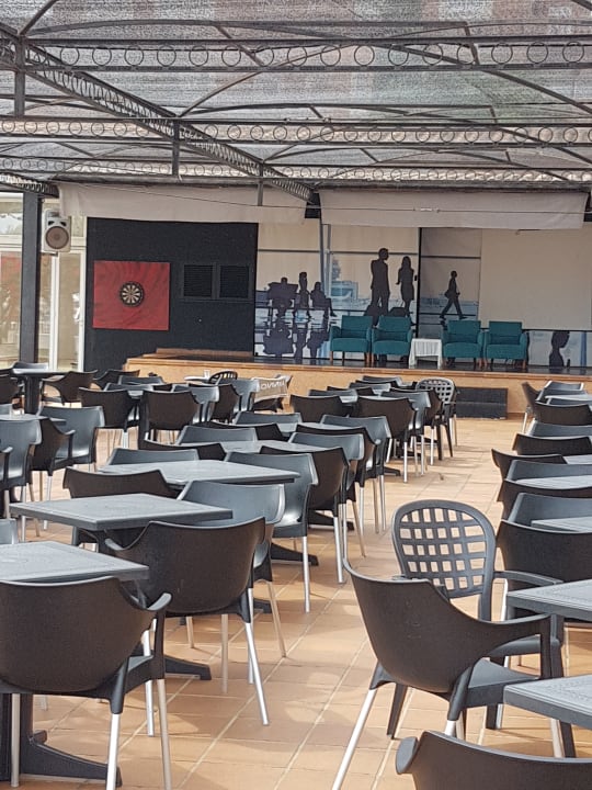 Der Außenspeisebereich mit Blick auf die Showbühne Aparthotel Ciudad Laurel