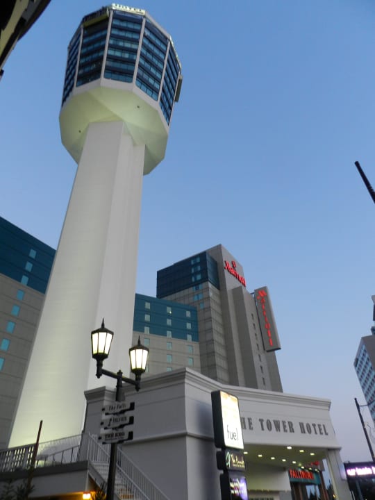 Hotel von "unten" Tower Hotel at Fallsview