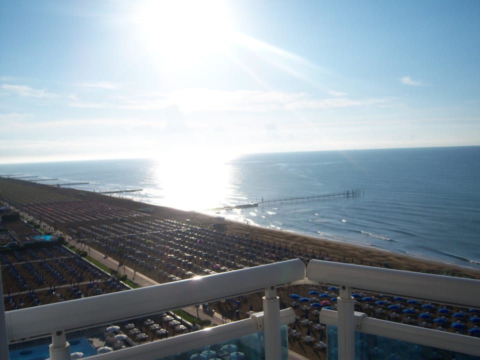 Blick vom Balkon: Sonnenaufgang Hotel Caravelle & MiniCaravelle