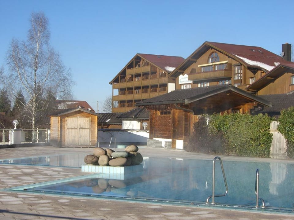 Blick auf den Außenpool & Hotel Hotel Sonnenhof