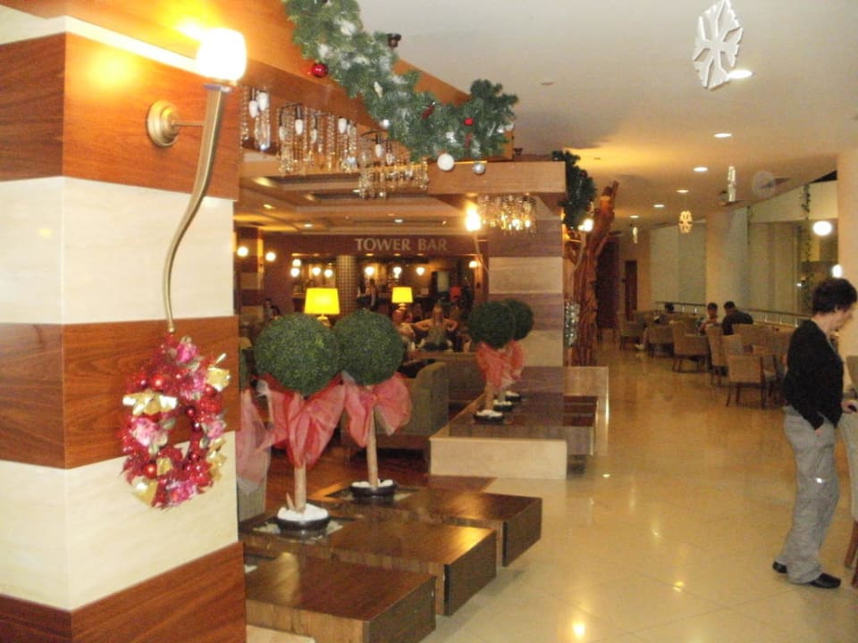 Gang zur Tower Bar Sherwood Exclusive Lara