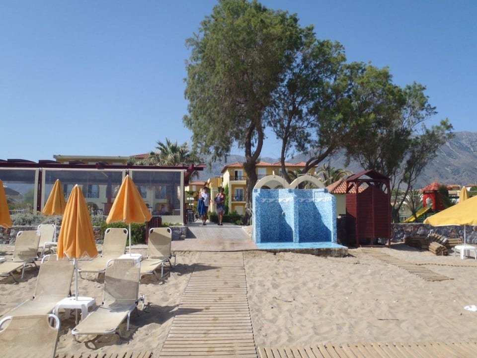 Strandliegen & Duschen Vantaris Luxury Beach Resort