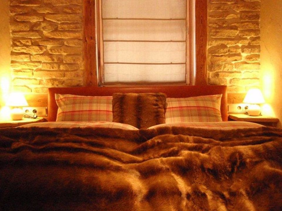 Eines der Schlafzimmer im Luxusaparment Alpenchalet Reit im Winkl