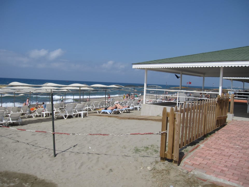 Strand mit Strantbar Opia Hotel