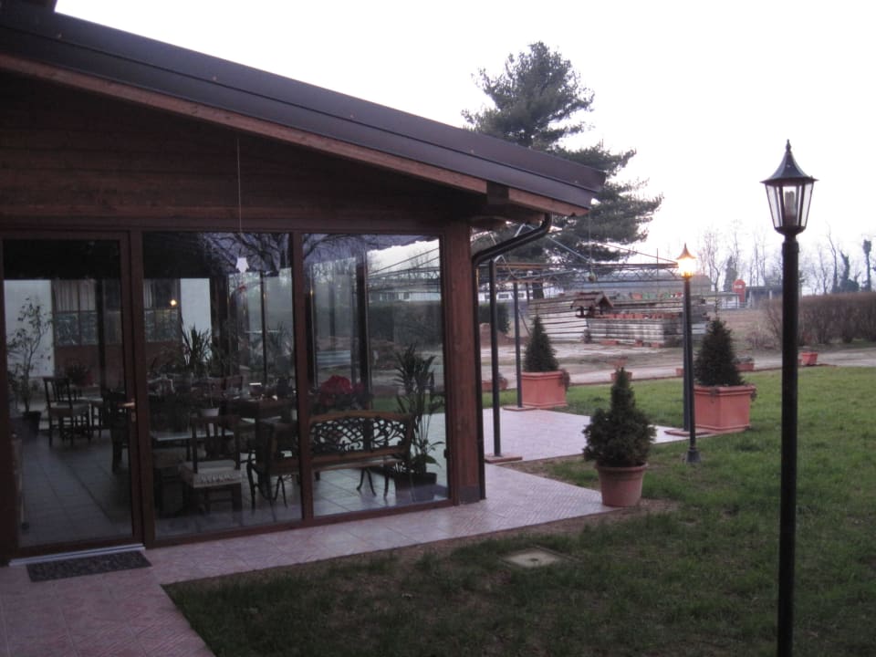 Im Wintergarten wird das Frühstück serviert Agriturismo Cascina San Carlo