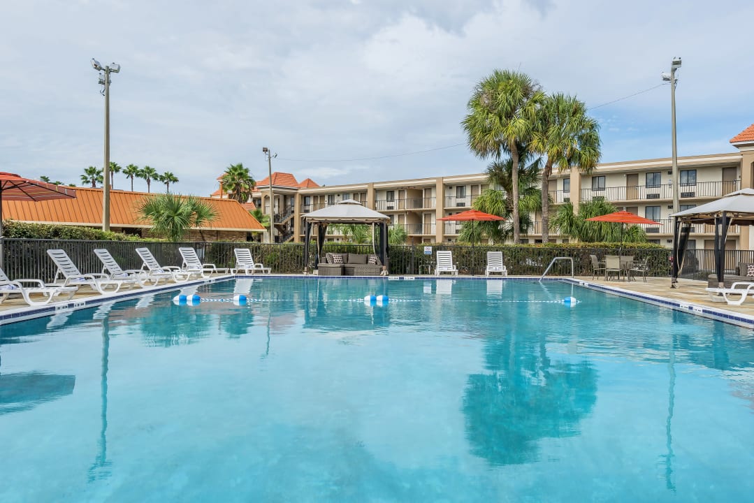 Pool Quality Inn & Suites by The Lake
