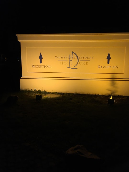 Wegweiser zur Rezeption Hotel Yachthafenresidenz Hohe Düne