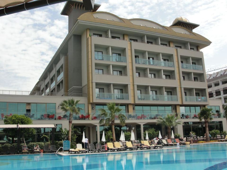 Blick auf die Loung Bar vom Pool Aydinbey Kings Palace & Spa