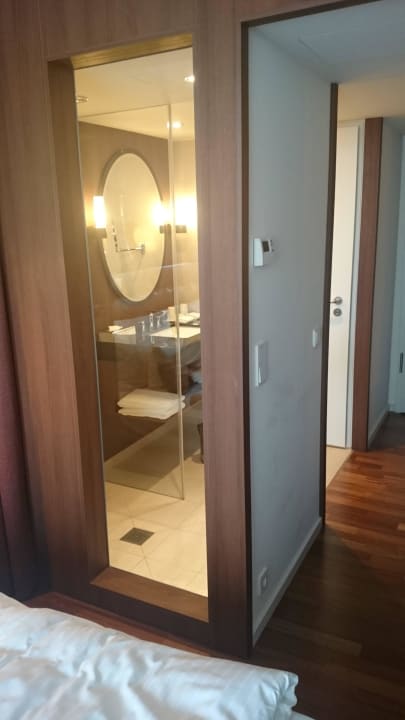 Blick in Dusche und Bad AMERON Hamburg Hotel Speicherstadt