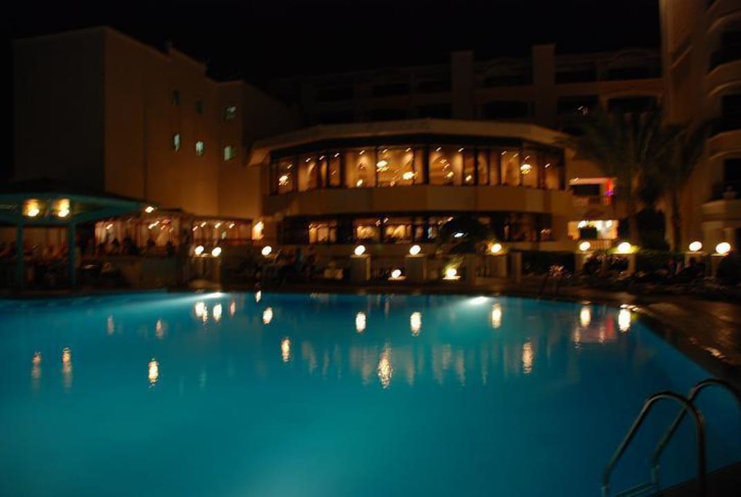 Nocą basen i restauracja SUNRISE Holidays Resort (Adults Only)