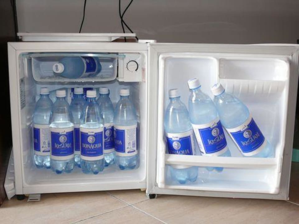 Kühlschrank mit Wasserflaschen El Mehdi Beach Resort