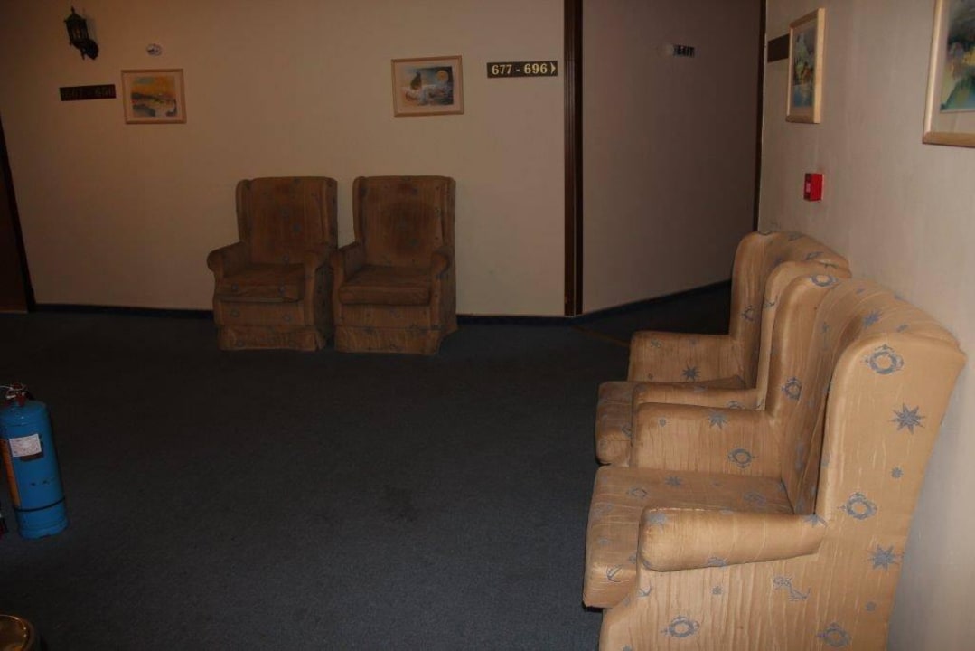 Speckige Sessel in jeder Etage Royal Park Hotel & Aqua park