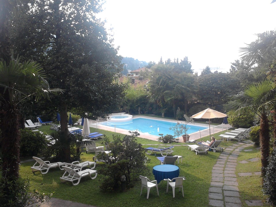 Liegewiese mit Pool Hotel Royal Stresa