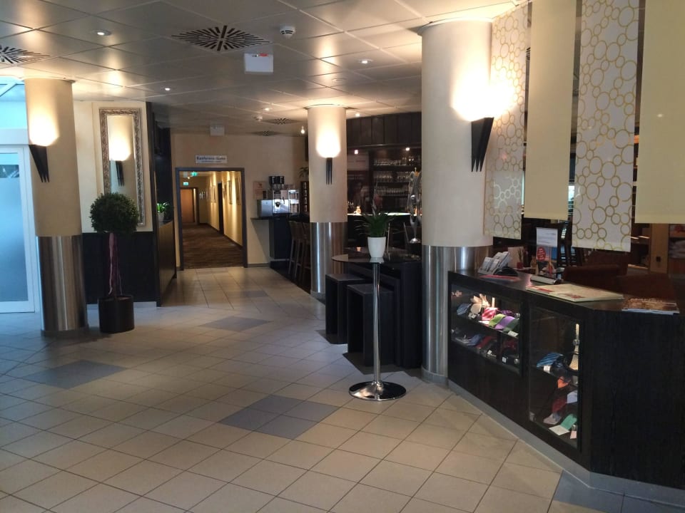 Hotellobby Mövenpick Hotel Nürnberg Airport