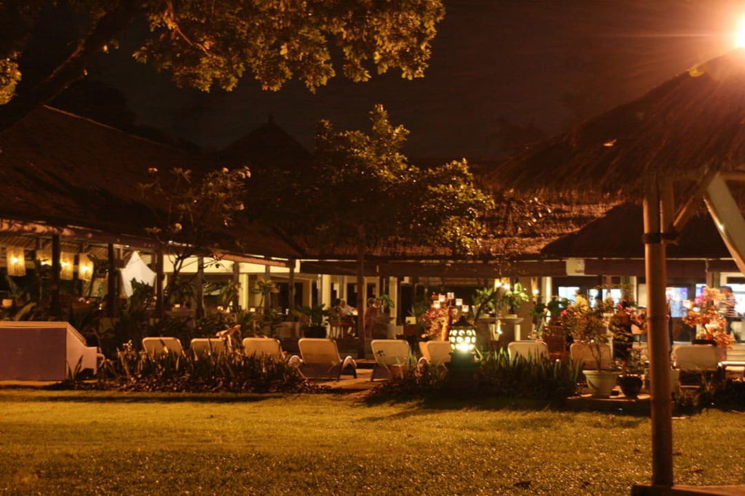 Von der Strandpromenade zum Restaurant Mercure Resort Sanur