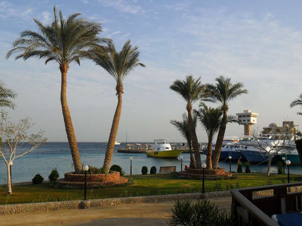 Blick zum Strand am Hausriff Arabella Azur Resort
