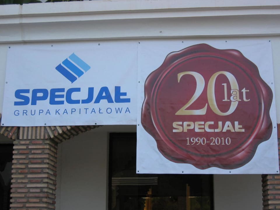 Willkommen-Transparent vor dem Hotel Iberostar Waves Founty Beach