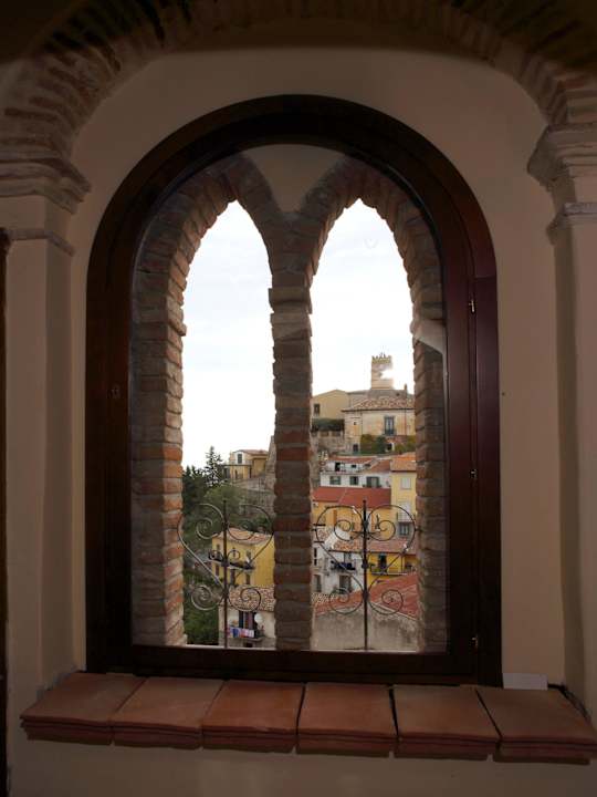 Particolare architettonico (bifora) Palazzo Madeo - Residenza d'Epoca
