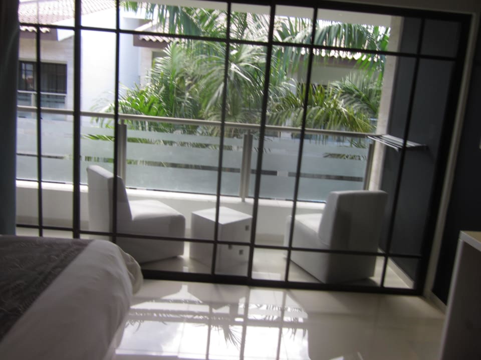 Deluxe Room innen / Blick auf den Balkon Villas Bavaro Resort & Spa