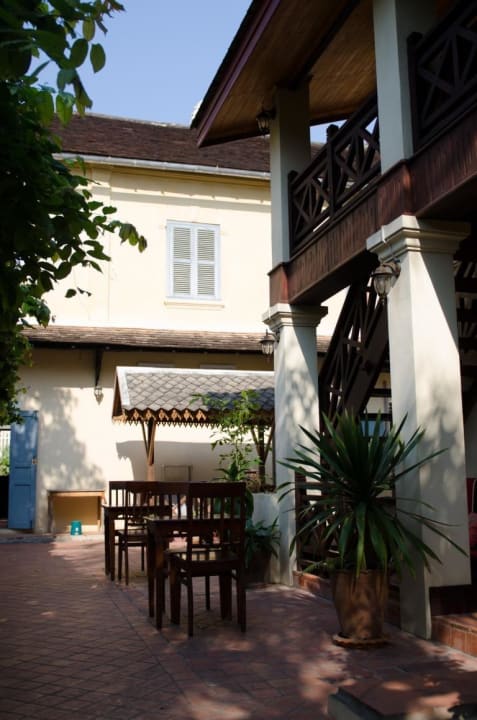 Frühstück im Innenhof Hotel Villa Saykham