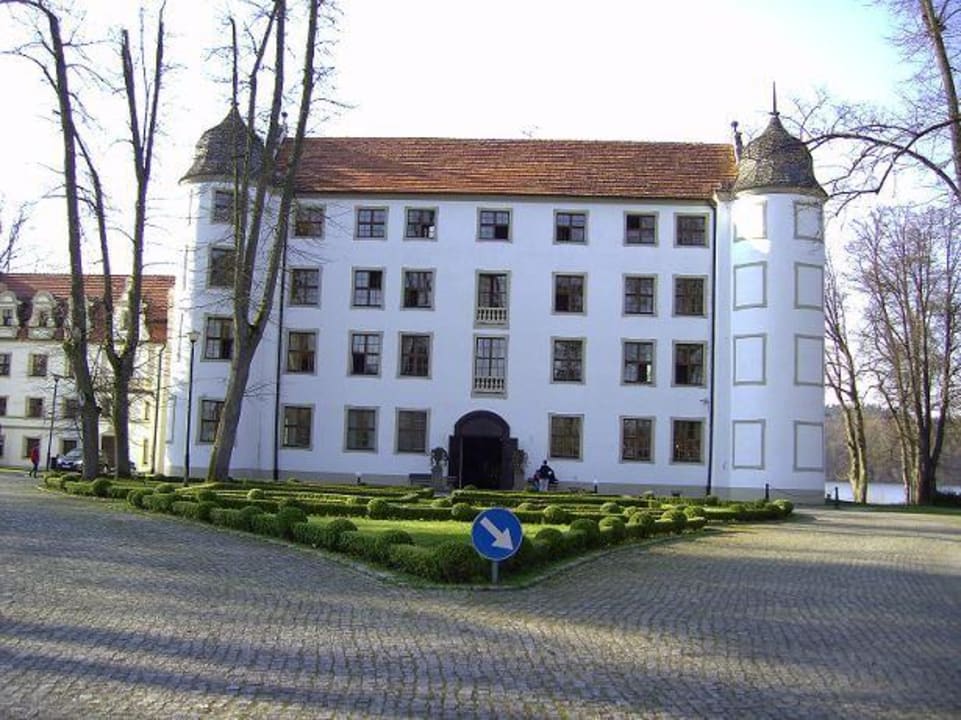 Wejście od frontu Podewils Schlosshotel