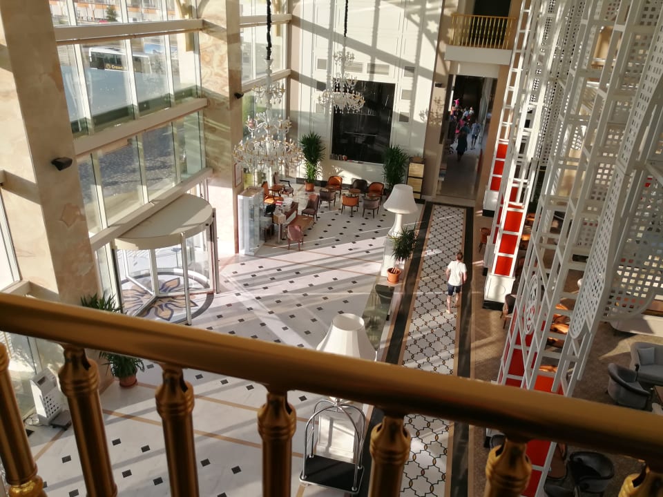 Lobby Well Palace Side