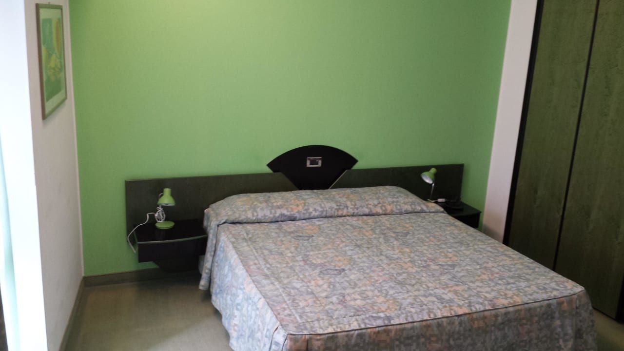 Doppelbett im geräumigen Zimmer Hotel Medusa Splendid