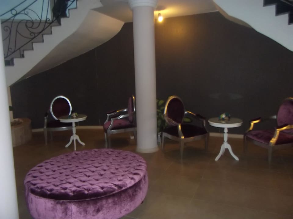 Eingangbereich mit großer Mamortreppe Nevada Hotel & Spa