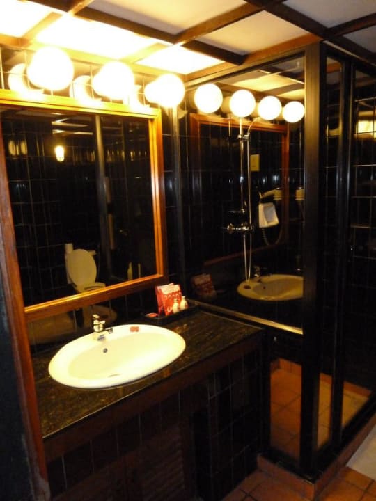 Bad im Zimmer 280 Hotel Cinnamon Citadel Kandy